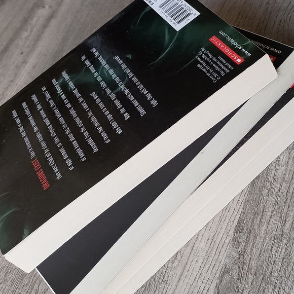 The LIE tree, grave digger, what waits in the woods, slayers book bundle - Picture 4 of 5